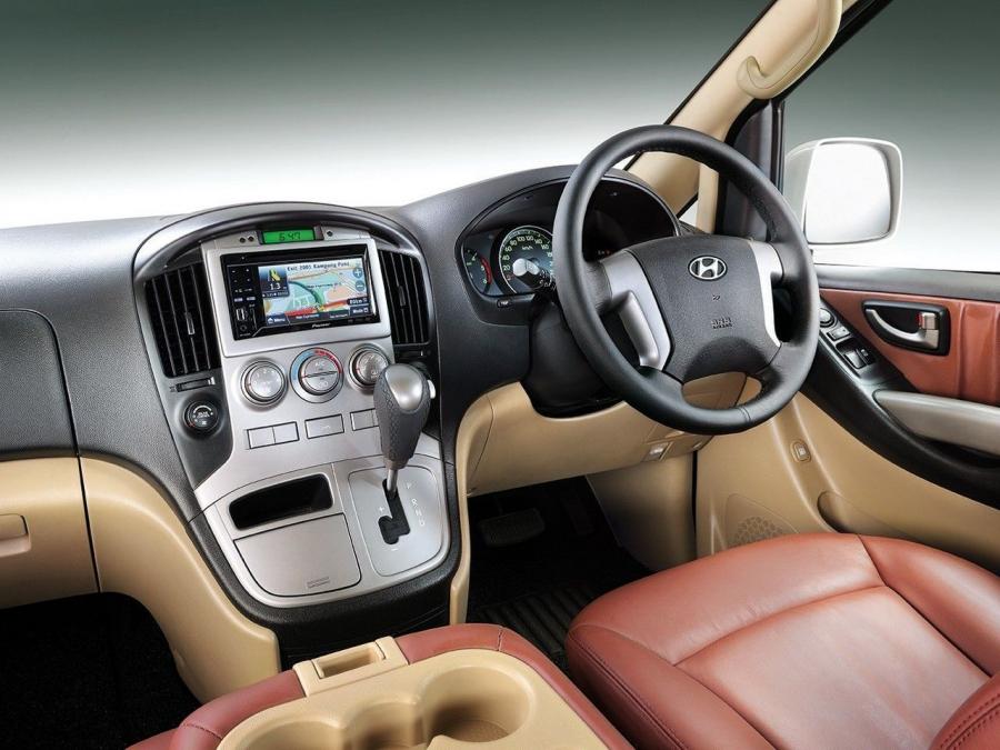 Интерьер Hyundai Grand Starex Royale 2011 года  (фото 2 из 4)